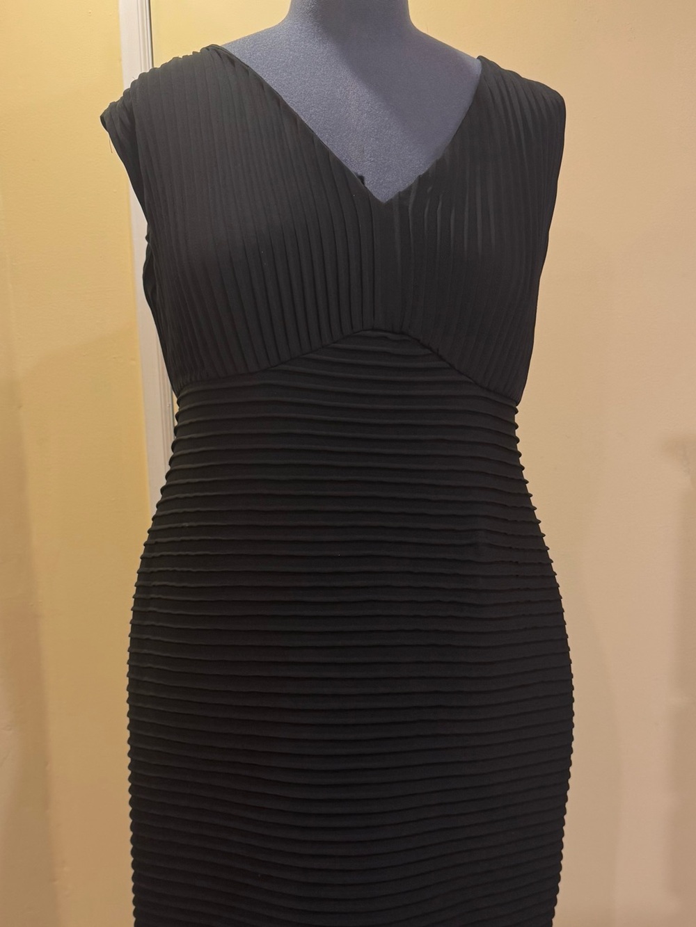 Calvin Klein Sleeveless Black Pleated knit Sheath Dress size 16 w